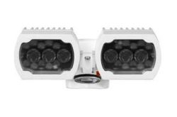 Ein weißer LED-Außenstrahler mit zwei rechteckigen Lampenfassungen, die jeweils mehrere kleine LEDs enthalten.