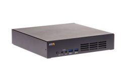 Ein schwarzer Netzwerk-Videorecorder mit USB-Anschlüssen und Lüftungsschlitzen auf der Vorderseite.
