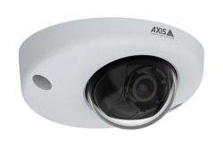Überwachungskamera von Axis Communications in einem weißen Gehäuse.