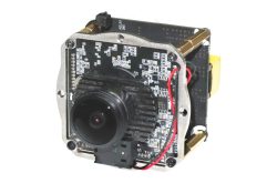 Eine elektronische Leiterplatte mit einer Kamera und Linsenmodul im Fokus, umgeben von mehreren Kabeln und Anschlüssen.