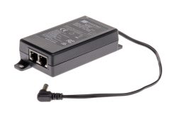 Ein schwarzes Netzteil mit zwei RJ-45-Anschlüssen und einem Stromkabel mit rundem Stecker. Auf der Oberseite befinden sich technische Angaben und Zertifizierungszeichen.
