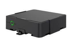 Ein schwarzer, rechteckiger elektronischer Gerät mit abgerundeten Kanten und einem grünen Ring auf der Vorderseite.