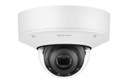 Kuppelüberwachungskamera von Hanwha mit schwarzem Objektiv und weißem Gehäuse.