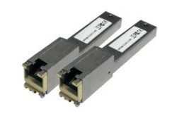 Zwei schwarze, rechteckige Elektrobauteile mit Anschlüssen, wahrscheinlich optische Module oder ähnliche Steckbausteine.