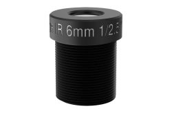 Schwarzes Kameraobjektiv mit der Aufschrift "IR 6mm 1/2.5"".