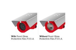 Zwei Abbildungen einer Kamera, links mit Frontglas-Schutzfolie F101-A und rechts ohne.