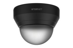 Eine schwarze, halbkugelförmige Überwachungskamera der Marke WISENET.