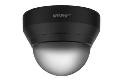 Eine schwarze Kuppelüberwachungskamera mit der Aufschrift "Wisenet".