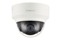 Eine weiße Überwachungskamera von Wisenet mit einem transparenten kuppelförmigen Gehäuse.
