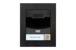 Klingelplatte mit Kamera und Beschriftung "Reception" auf schwarzem Hintergrund.