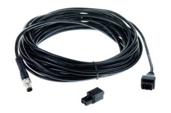 Ein langes schwarzes Kabel mit einem runden Steckverbinder an einem Ende und einem quadratischen Steckverbinder am anderen Ende.