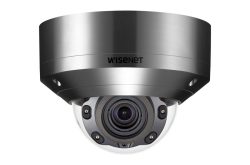 Eine silberne Überwachungskamera der Marke Wisenet.