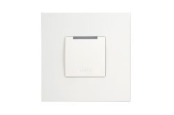 Ein weißer Zugangskartenleser mit der Aufschrift "HID" in der Mitte des Geräts.