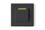 Ein schwarzer RFID-Kartenleser mit grün leuchtendem Lichtstreifen.