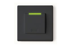 Ein schwarzer RFID-Kartenleser mit grün leuchtendem Lichtstreifen.