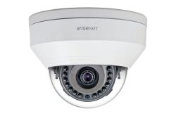 Eine weiße Dome-Überwachungskamera mit dem Markennamen Wisenet auf der Vorderseite.