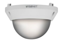 Ein Überwachungskamera-Dome mit der Aufschrift "Wisenet" auf einem weißen Gehäuse.