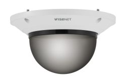 Ein hemisphärisches Sicherheitskamera-Gehäuse, markiert mit "Wisenet" auf der weißen Abdeckung.