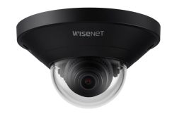 Eine schwarze Überwachungskamera mit der Aufschrift "WISENET".