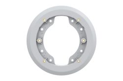 Grauer kreisförmiger Plastikadapter mit mehreren Löchern und Markierungen.