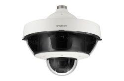 Eine weiße Wisenet-Überwachungskamera mit einem kugelförmigen Design.