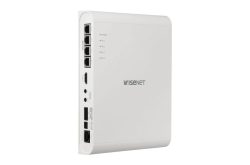 Ein weißes Wisenet-Gerät mit mehreren Netzwerkanschlüssen und Anschlüssen auf der Seite.
