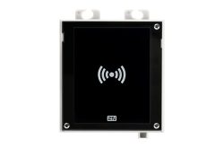 Ein RFID-Lesegerät in rechteckiger Form mit schwarzer Vorderseite und einem weißen RFID-Symbol in der Mitte. Oben zwei Montagehaken und unten ein kleiner Überstand.