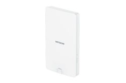 Ein weißer, rechteckiger Netgear WLAN-Access-Point in einem schlanken Gehäuse.