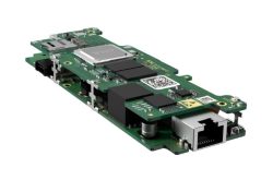 Eine grüne Leiterplatte mit mehreren aufgelöteten elektronischen Komponenten, einschließlich eines Prozessors und eines Ethernet-Anschlusses.