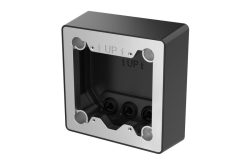 Schwarzes, rechteckiges Gehäuse mit metallischer Frontplatte und der Aufschrift "UP".