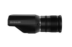 Ein schwarzes Avigilon-Kameraobjektiv in seitlicher Ansicht.