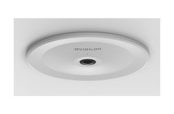 Eine runde, weiße Avigilon-Kamera an der Decke montiert.