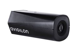 Eine schwarze Avigilon-Überwachungskamera in rechteckiger Form.