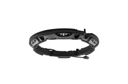 Ein schwarzes, technologisch fortschrittliches Headset mit mehreren inneren Komponenten und einem angebrachten Mikrofon.