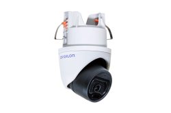 Eine Überwachungskamera von Avigilon, in einem weißen Gehäuse montiert.