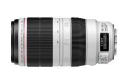Kameraobjektiv mit der Aufschrift "Canon Zoom Lens EF 100-400mm f/4.5-5.6L IS II USM", weißes Gehäuse und schwarzer Fokusring.