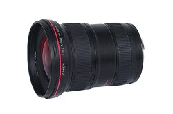 Eine schwarze Kameralinse von Canon mit rotem Ring und der Aufschrift „Lens Made in Japan“ auf der Seite.