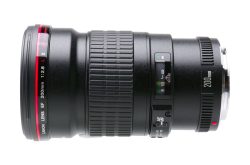 Kameraobjektiv Canon EF 200mm f/2.8L II mit schwarzem Gehäuse und rotem Ring.