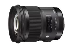 Ein Sigma 50mm f/1.4 DG HSM Art Objektiv in schwarzer Farbe.