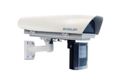 Überwachungskamera von Avigilon, montiert an einer Wandhalterung.
