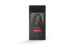 Ein schwarzes elektronisches Gerät mit einem Display, auf dem das Bild einer lächelnden Frau zu sehen ist. Darunter steht der Name "Ryan Jane" und ein roter Button.