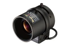 Eine schwarze CCTV-Objektivkamera mit Aufschrift und Kabelanschluss.