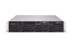 Ein silbergrauer Rack-Server mit mehreren Einschüben und einem Bosch-Logo auf der Vorderseite.