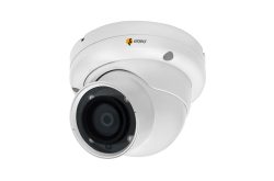 Eine weiße Dome-Kamera von Eneo, abgebildet auf einem weißen Hintergrund.