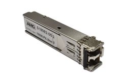 Ein SFP-Modul mit der Aufschrift "AMG S18082-05 100M-FX-2km".