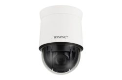 Überwachungskamera von Wisenet mit abgerundetem Design und transparentem Gehäuse.