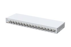 Ein weißes elektronisches Gerät mit mehreren Kabelanschlüssen auf der Vorderseite. Auf der linken Seite ist ein Logo mit der Aufschrift "AXIS" sichtbar.