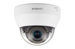 Eine weiße Wisenet Überwachungskamera mit kuppelförmigem Gehäuse.