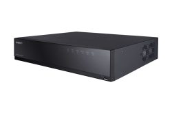 Ein schwarzer Wisenet Sicherheits-Digitalvideorekorder mit Lüftungsschlitzen an der Seite und USB-Anschluss an der Vorderseite.
