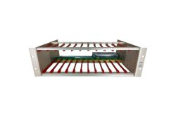 Ein leeres, rechteckiges Rack-Gehäuse mit mehreren Steckplätzen in einem metallischen Rahmen, geeignet zur Aufnahme von elektronischen Komponenten oder Modulbaugruppen.